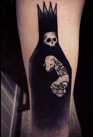 手臂黑色死亡骷髅与小山羊纹身图案