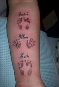 手臂婴儿脚印和手印字母纹身图案