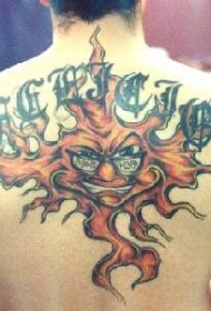 男性背部太阳与字符纹身图案