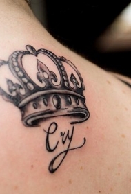 背部黑色皇冠和字母纹身图案