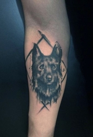 简单设计的小狗和几何手臂纹身图案