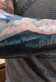 手臂华丽的彩绘山脉天空纹身图案