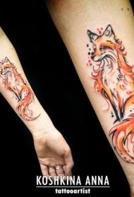 手臂美丽的彩色狐狸纹身图案