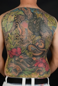 背部彩色是蛇在森林纹身图案