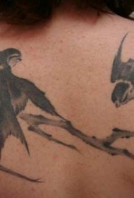 背部燕子在树枝上纹身图案