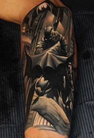 手臂写实黑灰的蝙蝠侠在城市纹身图案