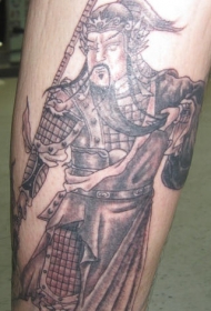 个性的亚洲战士与矛纹身图案