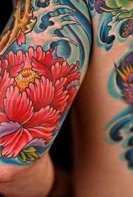 大臂红色的牡丹花和蓝色波浪纹身图案