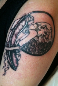 手臂很酷的黑白毛鹰和羽毛纹身图案