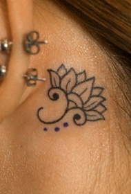 耳后典雅的黑色小莲花纹身图案