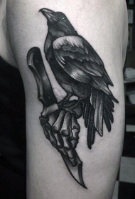 雕刻风格黑色匕首乌鸦和骷髅手纹身图案