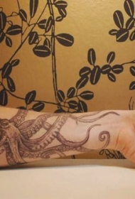 手臂非常逼真的黑白大章鱼个性纹身图案