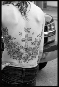 背部花朵十字架小鸟纹身图案