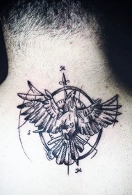 背部黑色的小鸟和指南针纹身图案