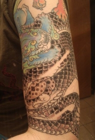 手臂亚洲风格的黑蛇纹身图案