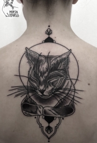背部雕刻风格黑色的可爱猫纹身图案