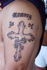 手臂上的纪念十字架纹身图案