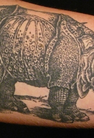 手臂写实的盔甲犀牛纹身图案