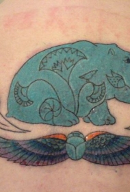 背部有趣的蓝色河马花朵和翅膀纹身图案