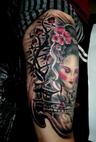 大臂亚洲风格的五彩艺伎女人和开花的树纹身图案