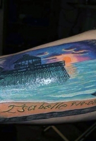 手臂彩色美丽的海洋日落和字母纹身图案