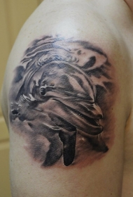 肩部非常精美的黑白海豚纹身图案