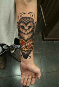 手臂猫头鹰和心形锁纹身图案