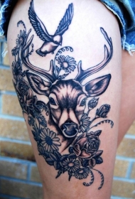 大腿很酷的黑色花朵与鹿和鸟纹身图案