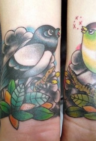 手腕两只鸟啁啾彩色纹身图案