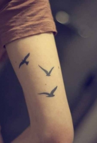 创意黑色小小鸟手臂纹身图案