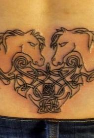 腰部心形的马头装饰纹身图案