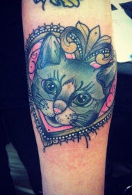 彩色猫头像和心形手臂纹身图案