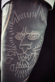 手臂可怕的黑白愤怒狮子纹身图案
