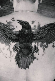 背部黑色的乌鸦个性纹身图案