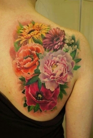 背部鲜艳的各种花朵纹身图案