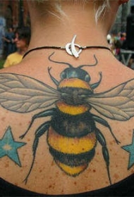 背部蜜蜂和两个蓝色的星星纹身图案