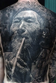 满背惊人的非常逼真黑白亚洲男子肖像纹身图案