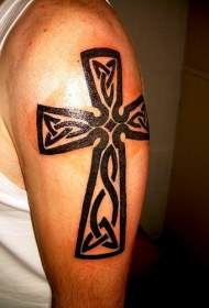 大臂凯尔特风格的十字架纹身图案