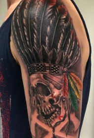 大臂美丽的彩色印度骷髅与羽毛头盔纹身图案