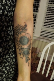 女性小臂美丽的黑白花朵纹身图案