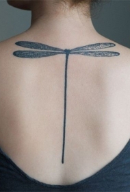 背部黑色极简风格的蜻蜓纹身图案