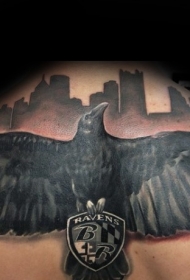 背部黑灰风格的乌鸦和徽章标志纹身图案