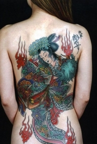 女生背部写实的艺妓彩绘纹身图案