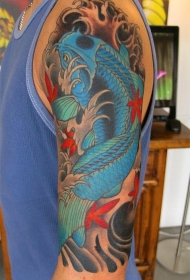 手臂蓝色的锦鲤鱼纹身图案