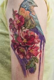 肩部自然好看的鸟与花朵纹身图案