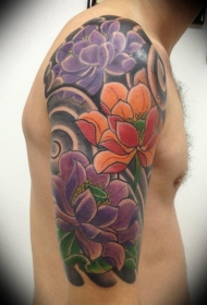 彩色的莲花和黑色的背景大臂纹身图案