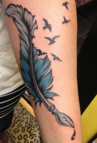 小臂蓝色羽毛和小鸟纹身图案