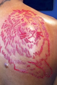 背部红色的狮子割肉纹身图案