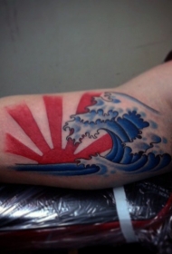 大臂亚洲人风格的波浪和太阳彩绘纹身图案