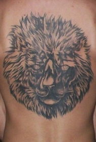 背部黑色的狮子纹身图案